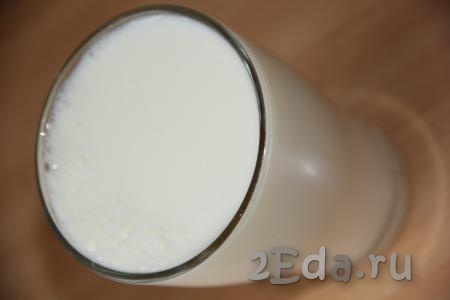 Влить молоко и слегка перемешать молочно-яичную смесь.