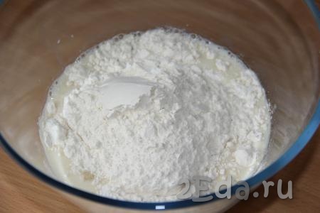 400 грамм муки насыпать в миску, добавить соль.