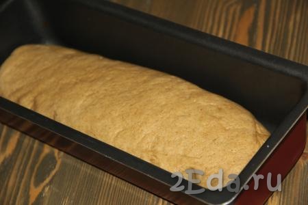 Я выпекала  пшенично-ржаной хлеб в металлической форме для хлеба и кексов. Смазать форму растительным маслом. Выложить тесто в форму и оставить на 1,5 часа в тепле. Верх формы накрыть полотенцем.