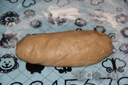 Готовое тесто хорошо обмять, а затем сформировать хлеб любой формы.