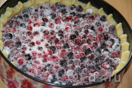Выложить ягоды в форму с тестом и разровнять. Выпекать песочный пирог с ягодами в разогретой духовке минут 50 при температуре 200 градусов. 