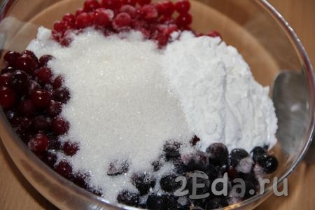 К замороженным ягодам добавить 2 столовые ложки сахара и крахмал.