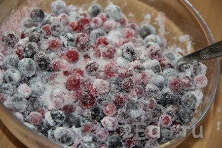 Перемешать замороженные ягоды с крахмалом и сахаром.