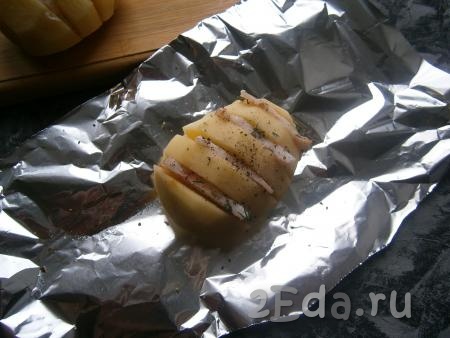 Каждую картофелину выложить на лист фольги. Посолить картошку сверху и поперчить.