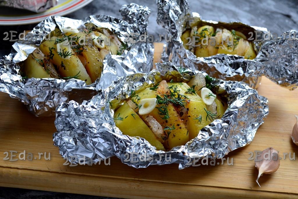 Картошка с салом и мясом в горшочке