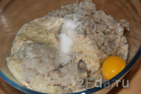 Пропустить лук и отжатый от молока хлеб через мясорубку. К рыбному фаршу, луку и хлебу, добавить яйцо и соль.