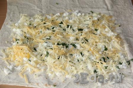 Выложить сыр поверх творога с зеленью (кто любит достаточно соленые блюда, может немного присолить сыр с творогом).