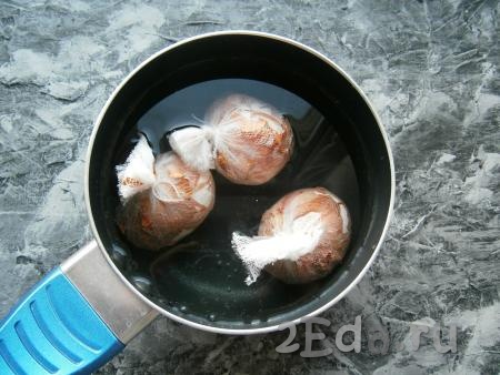 Яйца разместить в кастрюле или ковшике (лучше не использовать эмалированную посуду, так как зелёнка может окрасить эмаль), залить холодной водой, поставить на огонь. После закипания уменьшить огонь и варить яйца 10 минут.
