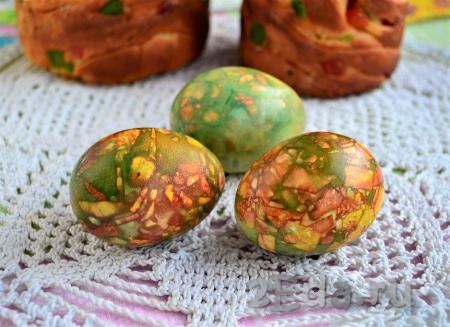 Мраморные яйца в луковой шелухе и зеленке