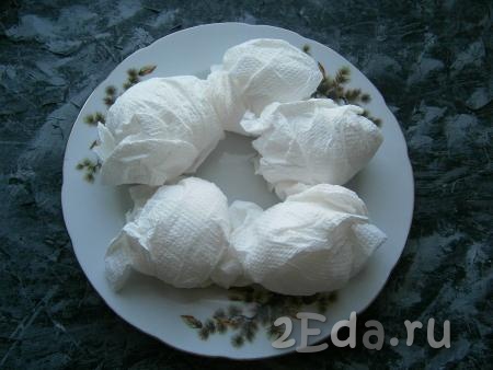 Горячие сваренные яйца завернуть в бумажные полотенца, предварительно смяв руками бумажные полотенца. Полотенца должны плотно соприкасаться с яйцами.