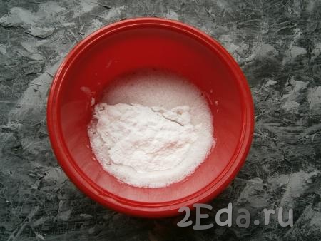 В белок, взбитый до пышной пены, добавить просеянную сахарную пудру.