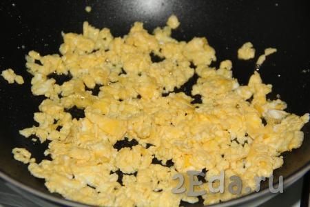 Жарить яйца, разбивая массу на мелкие кусочки, примерно, 5 минут на небольшом огне.