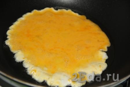В сковороду (я готовила в сковороде вок) влить немного растительного масла и разогреть. Влить яичную массу в сковороду.
