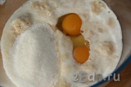 В глубокую миску влить опару, добавить яйца комнатной температуры, ванильный сахар и оставшийся сахар.