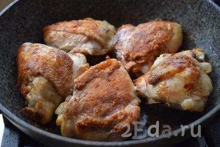 Куриные бедра на сковороде с луком и чесноком