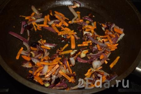 В сковороду выложим лук с морковью и обжарим до легкого подрумянивания на слабом огне, помешивая время от времени.