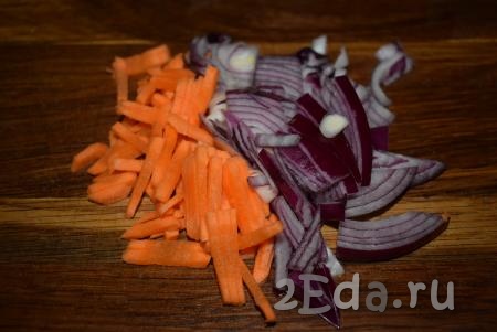 Морковь и лук очистим от кожицы. Нарежем лук полукольцами, а морковь - соломкой. Разогреем сковороду с растительным маслом.