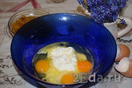К размягченному маслу добавим яйца, сметану и растительное масло.