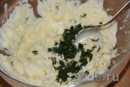 Зелень вымыть, мелко нарезать и добавить в картофельное пюре со сметаной.