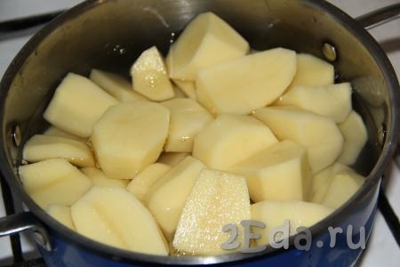 Картофель очистить, выложить в кастрюлю (если картофель крупный - разрежьте его на несколько частей), полностью залить холодной водой и поставить на огонь. Как только картофель закипит, посолить его по вкусу, огонь убавить. Варить картофель до мягкости (минут 25-35 - продолжительность варки зависит от сорта и размера картофеля).