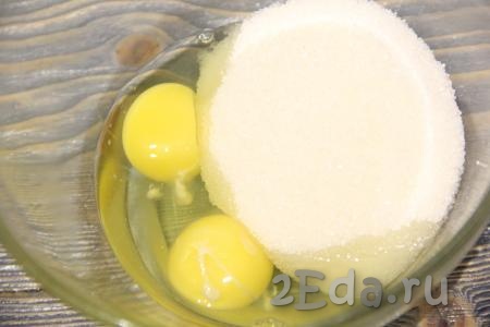 К яйцам всыпать ванильный сахар и сахар.