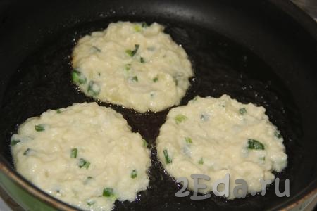 В сковороду влить масло (масла должно быть, как для выпечки обычных оладий). Выложить по 1 столовой ложке картофельной массы и сформировать круглые оладьи.