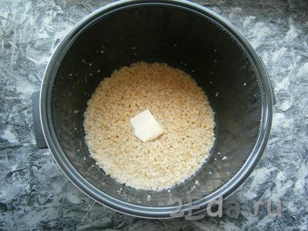 Добавить соль и поместить чашу в мультиварку. Крышку мультиварки закрыть и выставить программу "Молочная каша" на 45 минут. Через 30 минут добавить сливочное масло, пшеничную кашу перемешать и готовить далее до сигнала.