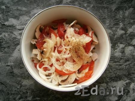 Вылить заправку в салат из сырых шампиньонов, лука и помидоров, посолить его и поперчить.