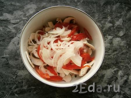 Лук очистить, а затем нарезать тонкими полукольцами и выложить в салат из сырых шампиньонов и помидоров.