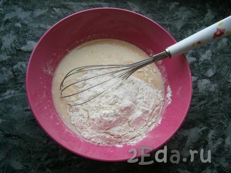 Затем частями добавлять просеянную муку (100 грамм муки оставьте, она понадобится в дальнейшем), замешивая тесто вначале венчиком, а затем ложкой.