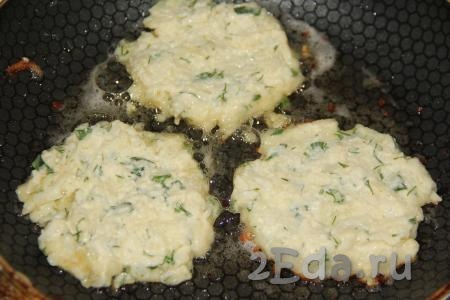В разогретую сковороду влить растительное масло, разогреть. Выкладывать на сковороду по 1 столовой ложке картофельно-сырной массы, формируя круглые оладьи.