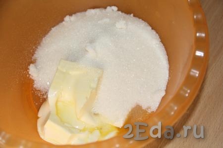 Мягкий маргарин и сахар соединить в высокой миске.