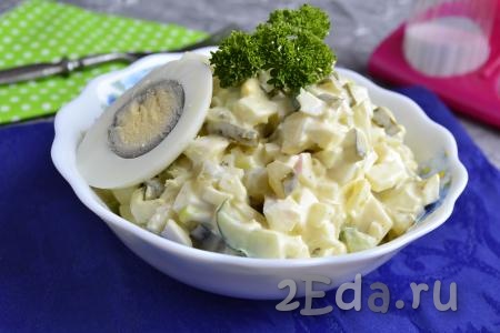 Выложить простой, очень вкусный и нежный салат, приготовленный из вареных яиц и огурцов, в салатник, украсить зеленью и подать к столу.