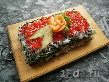 Далее сверху суши-торт можно украсить розочкой из семги, свежим огурчиком и зеленью. Поместить торт в холодильник на 30-40 минут.