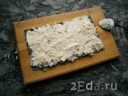 Смазать рис частью мягкого пастообразного плавленного (или творожного) сыра.
