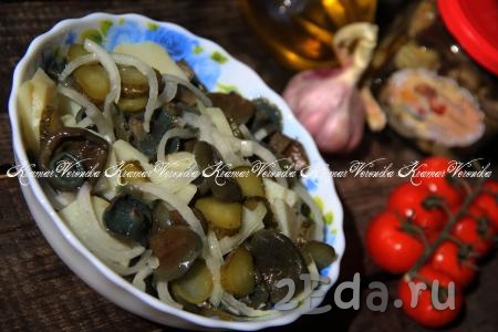 Салат с солёными грибами, картошкой и солёными огурцами