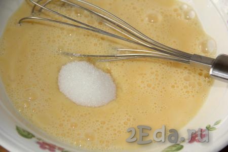 В яично-молочную смесь добавить сахар и ванильный сахар.