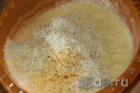 Сыр натереть на мелкой тёрке и добавить в картофель, перемешать. Я использовала два вида сыра, для рецепта подойдет любой твердый сыр, но можно приготовить начинку и без сыра.