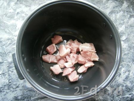 В чашу мультиварки влить растительное масло, выложить мясо, включить режим "Жарка" на 20 минут.
