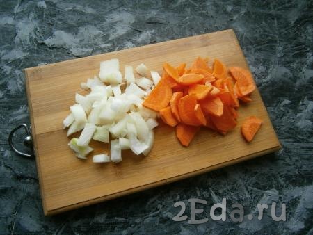 Очистить лук и морковь. Лук нарезать произвольно, морковь - кружочками (или полукружочками).