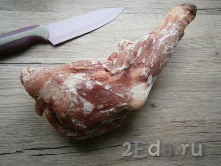 Если козлятина заморожена, разморозить. У меня была нога, поэтому я срезала мясо, отделяя его от кости.