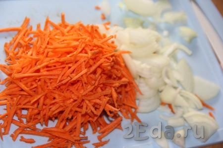 Морковь и лук очистить. Лук нарезать полукольцами, а морковь натереть на крупной тёрке.