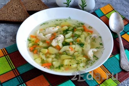 Очень вкусный, ароматный, легкий куриный суп, приготовленный с замороженным зеленым горошком, разлить по тарелкам, посыпать мелко нарезанной зеленью и можно подавать к столу.