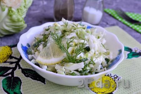 Очень вкусный, свежий, хрустящий витаминный салат, приготовленный из капусты с огурцом и брынзой, выложить в салатник и подать к столу.