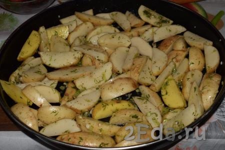 Картофельные дольки равномерно покрываем чесночным соусом и хорошо втираем соус руками в каждую дольку.