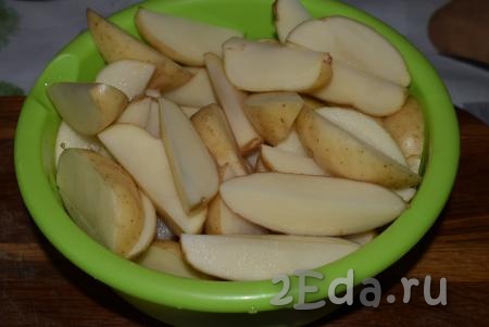 Чистый картофель нарезаем на крупные дольки (если картошка мелкая, то можно разрезать на две половинки).