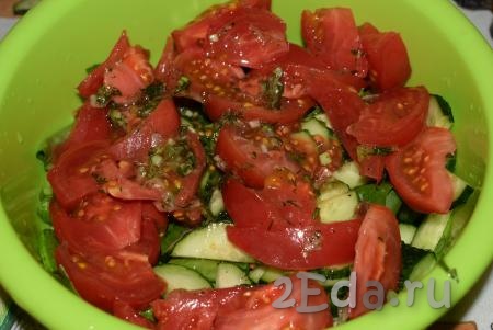 К салату из рукколы, огурцов и помидоров добавляем заправку и хорошо перемешиваем. Пробуем салат на вкус, если необходимо, то подсаливаем.