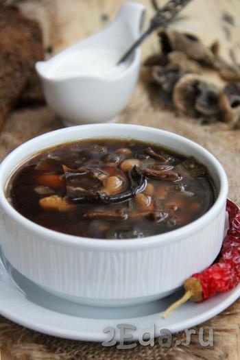 Вот такой аппетитный, вкусный и сытный суп с фасолью и сушеными грибами получается. Подать к столу со сметаной.