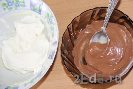 На водяной бане растопить молочный шоколад. 150 грамм творожной массы соединить с растопленным молочным шоколадом. 