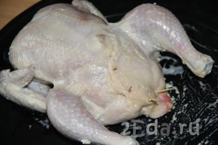 При помощи зубочисток закрыть отверстия в районе шеи и в брюшке курицы. Выложить цыплёнка на противень. На дно противня налить немного воды. Поставить курицу, фаршированную кускусом, в разогретую духовку и запекать 1 час - 1 час 20 минут при температуре 200 градусов.